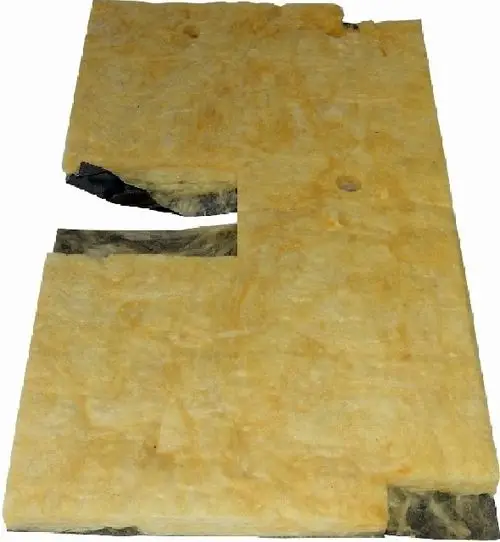 Wärmedämmung aus Mineralwolle in Blockform, beige mit schwarzem Rand, zur Verwendung in der Gebäudetechnik. Hersteller ist Wolf.